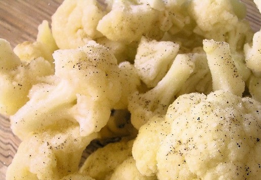 1. Этап. Запеченная цветная капуста с маслинами: Капусту разберите на соцветия, посолите, поперчите.