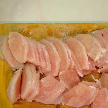 1. Этап. Рататуй с куриной грудкой: Мясо нарезать тонкими пластинами.