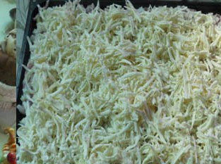 1. Этап. Мясо под шубой в духовке: Трем сыр и распределяем его на лук.