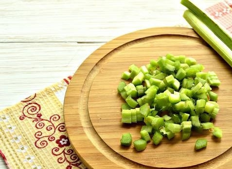 1. Этап. Выпечка с ревенем из слоеного теста: 2. Ревень вымойте, обсушите, очистите и измельчите.