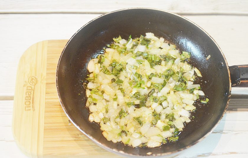 1. Этап. Свиные отбивные с шалфеем: 7. Добавьте вино, посолите, поперчите и потушите все до легкого загустения.