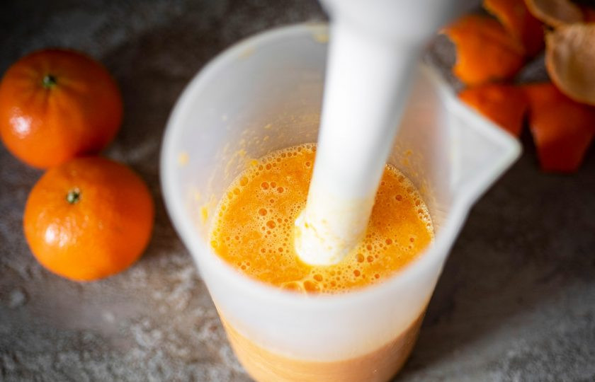 1. Этап. Мандариновое мороженое: Погружным блендером пробейте все мандарины, превращая их в пюре.