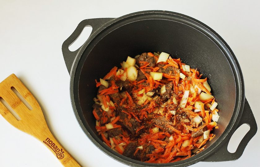 1. Этап. Рис с квашеной капустой и мясом: Все перемешайте и добавьте любимые специи.