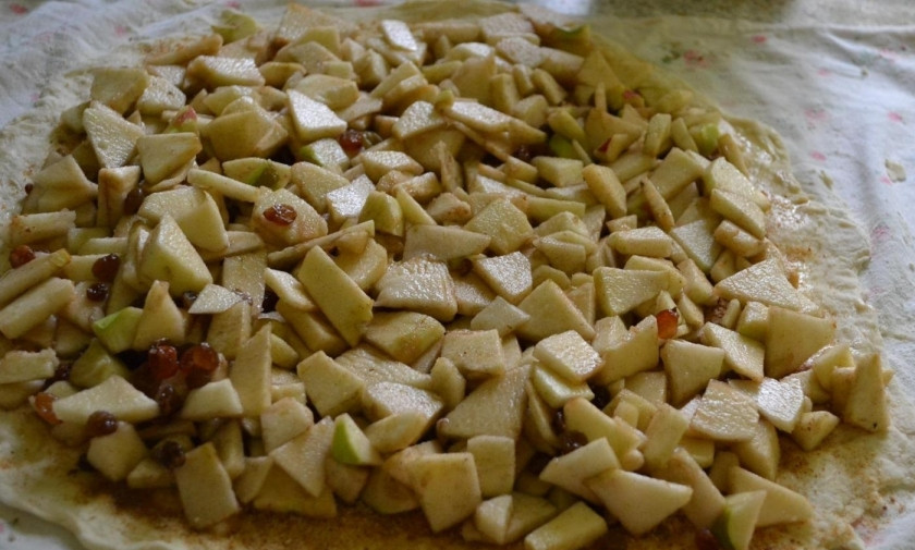 1. Этап. Яблочный штрудель из бездрожжевого теста: 8. Выкладываю ранее приготовленную яблочную начинку на тесто так, чтобы оставалось по 2 сантиметра с каждого края.