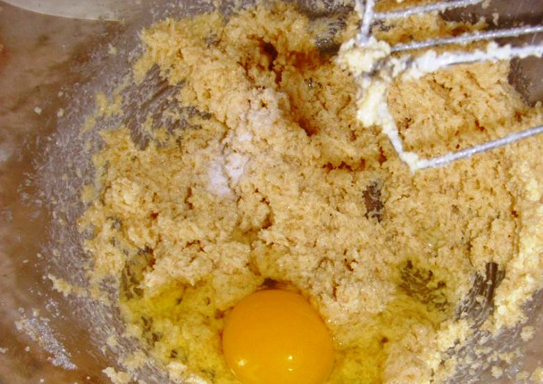 1. Этап. Немецкий шоколадный торт: 100 грамм масла и 100 грамм сахара, а также коричневый сахар взбейте в пышную массу. Добавьте ванилин и 2 яйца.