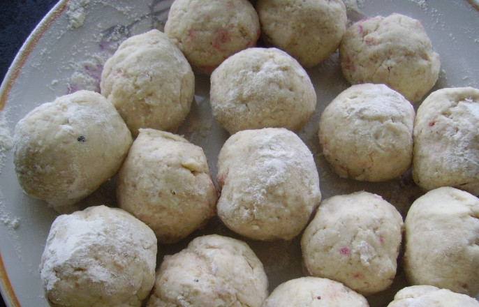 1. Этап. Творожные вареники: 3. Посыпаем кокосовой стружкой и отправим в холодильник на 5 часов - настояться.