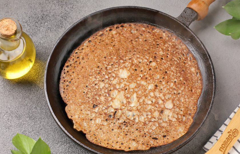 1. Этап. Ржаные блины: Выпекайте блинчики в хорошо разогретой сковороде смазанной маслом.