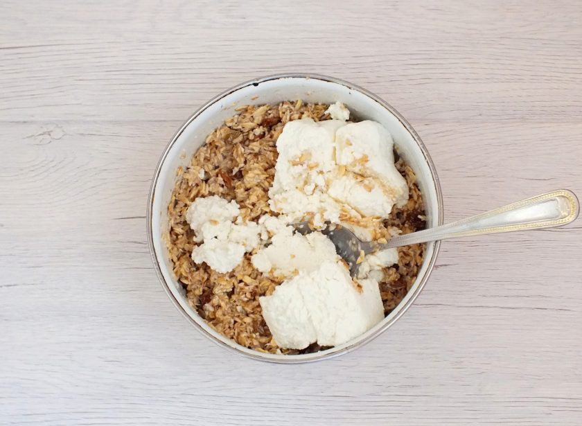 1. Этап. Творожное печенье без муки: Добавьте творог, ванилин. Перемешайте.