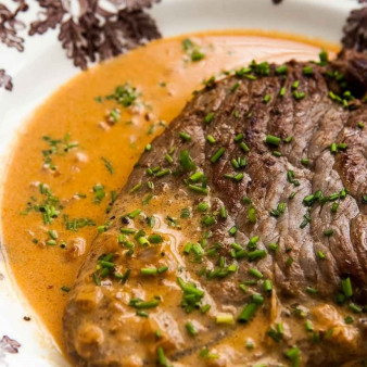 Говяжий стейк с соусом