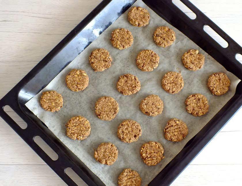 1. Этап. Шоколадное печенье без сахара: Подготовленное печенье поставьте в разогретую до 180 градусов духовку на 25 минут. Учитывайте особенности своей духовки!