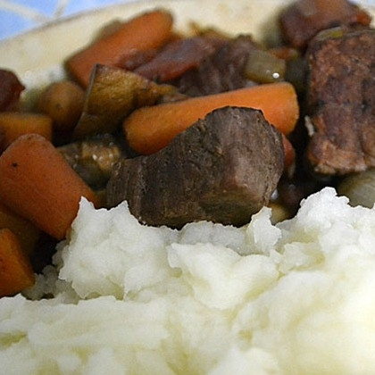 1. Этап. Говядина по-бургундски: Подаем в горячем виде.