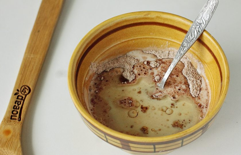 1. Этап. Кексы в микроволновке в силиконовых формочках: Добавьте молоко и масло.