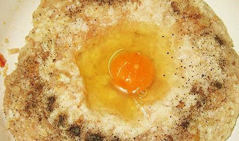 1. Этап. Рыбные котлеты с салом: В фарш добавьте яйцо, соль, перец. Перемешайте до однородной массы. Также добавьте муку до нужной консистенции.