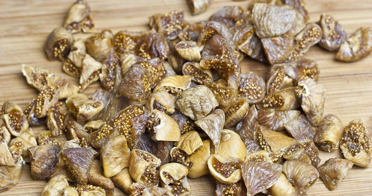 1. Этап. Итальянское печенье с инжиром: Начинка готовится проще простого - в блендере измельчаем до однородности инжир, орехи, джем, изюм, цедру, шоколад, ром и корицу.