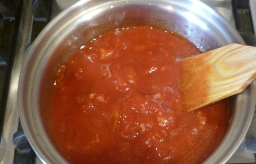 1. Этап. Тумбет: Для соуса разогрейте в небольшом сотейнике немного масла, пропустите через пресс чеснок. Обжарьте до появления аромата. Добавьте томаты и орегано. Тушите 10 минут.