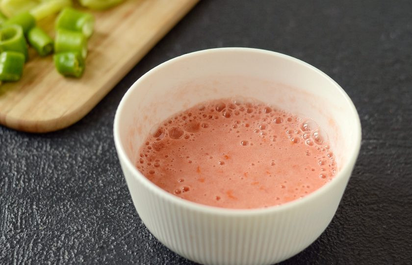 1. Этап. Лечо из горького перца: Помидоры измельчите блендером до состояния однородного пюре.