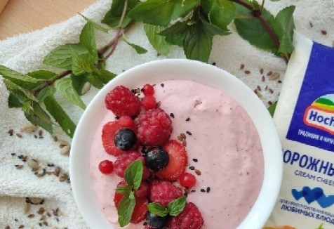 1. Этап. Клубничный боул с творожным сыром: Можно добавить дробленые орехи, шоколад.