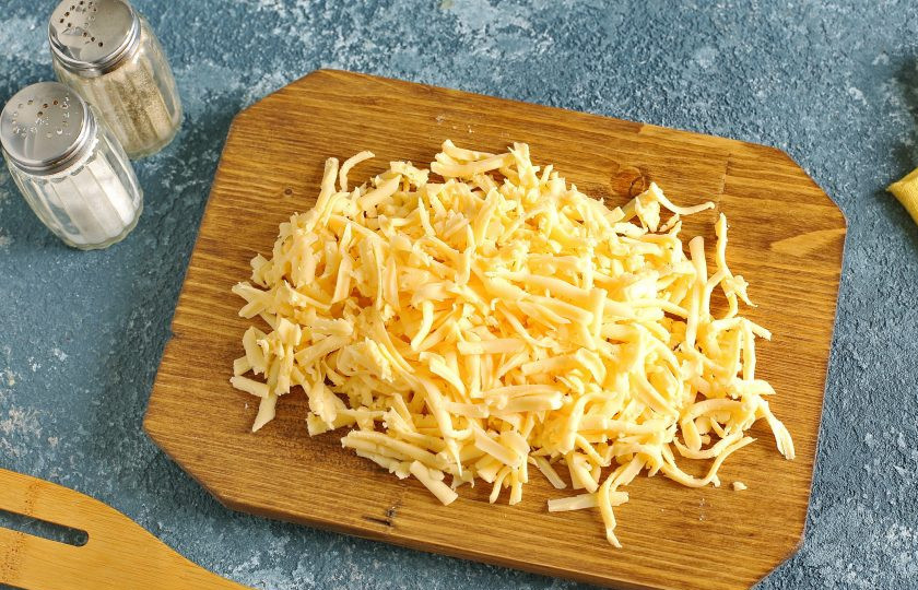 1. Этап. Пирог с кальмарами: Сыр натрите на крупной терке.