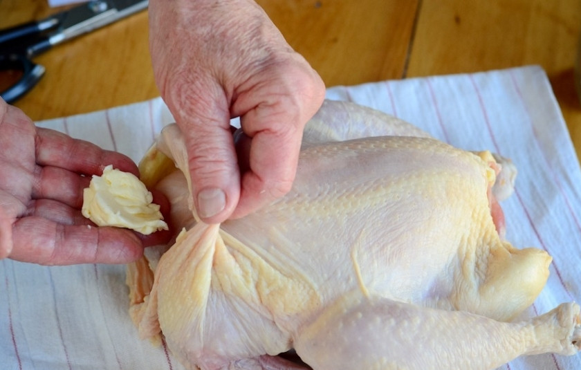 1. Этап. Курица запеченная по-мексикански: Положите под кожицу 30 грамм сливочного масла. Остальным сливочным маслом смажьте курицу сверху.