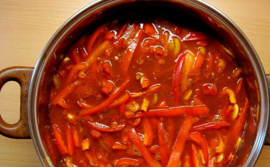 1. Этап. Маринованный перец на зиму: Ставим на огонь, вливаем уксус, варим пару минут после закипания. Затем выкладываем в кастрюлю перец и чеснок.