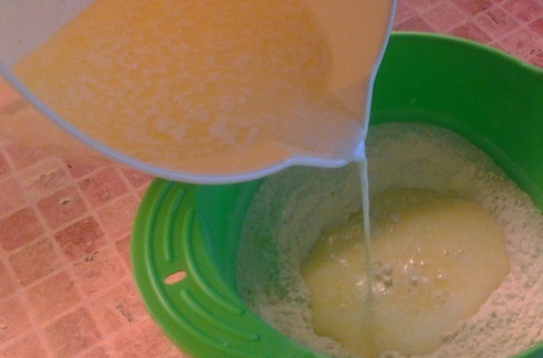 1. Этап. Крымская пахлава: Соединяем жидкие и сухие ингредиенты для теста и замешиваем довольно тугое и эластичное тесто.