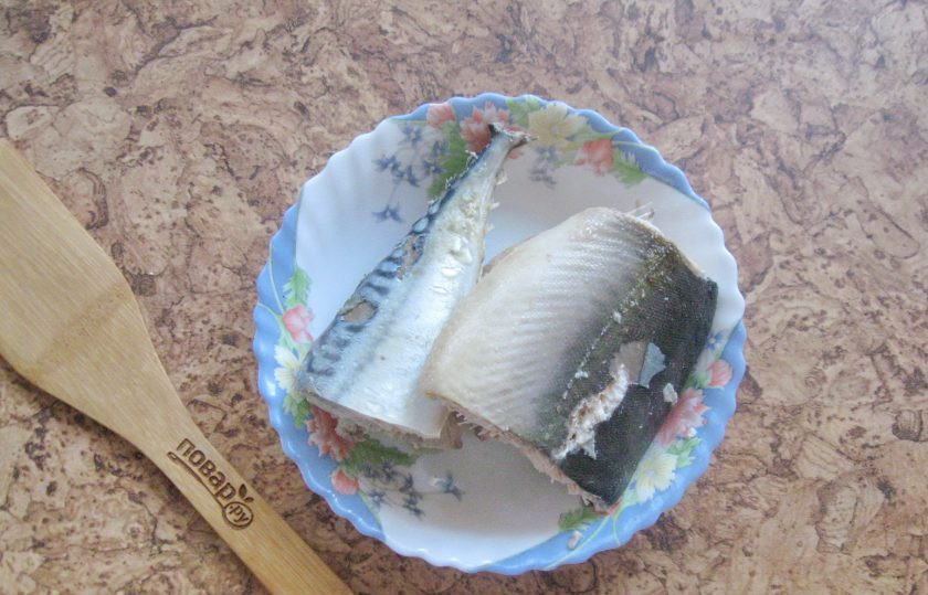 1. Этап. Паштет из скумбрии и горбуши: Варите горбушу и скумбрию на самом минимальном огне 15-20 минут. После достаньте из кастрюли и охладите. Рыбный бульон процедите, из него можно сварить отличную уху.