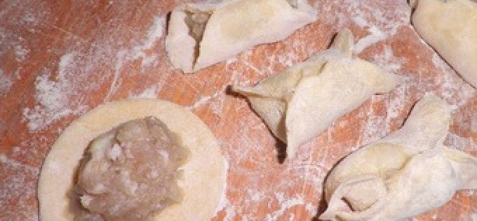 1. Этап. Манты в пароварке: 3. Теперь раскатываем тесто, и лепим из него лепешки. По центру каждой выкладываем начинку, и залепляем края.