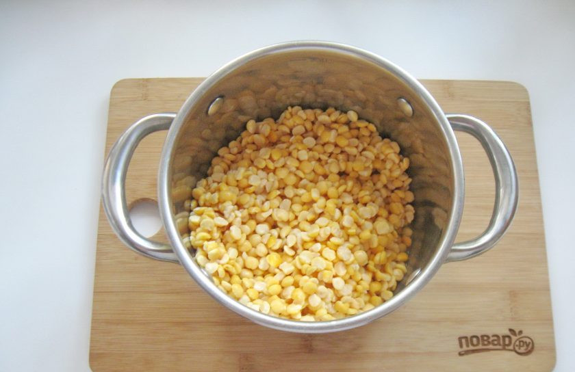 1. Этап. Пюре гороховое с копченостями: После выложите горох в кастрюлю с толстым дном.