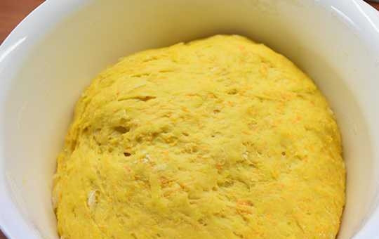 1. Этап. Морковный хлеб: 7. Далее всыпьте оставшуюся муку. Замешайте тесто. Оставьте его на 1 час.