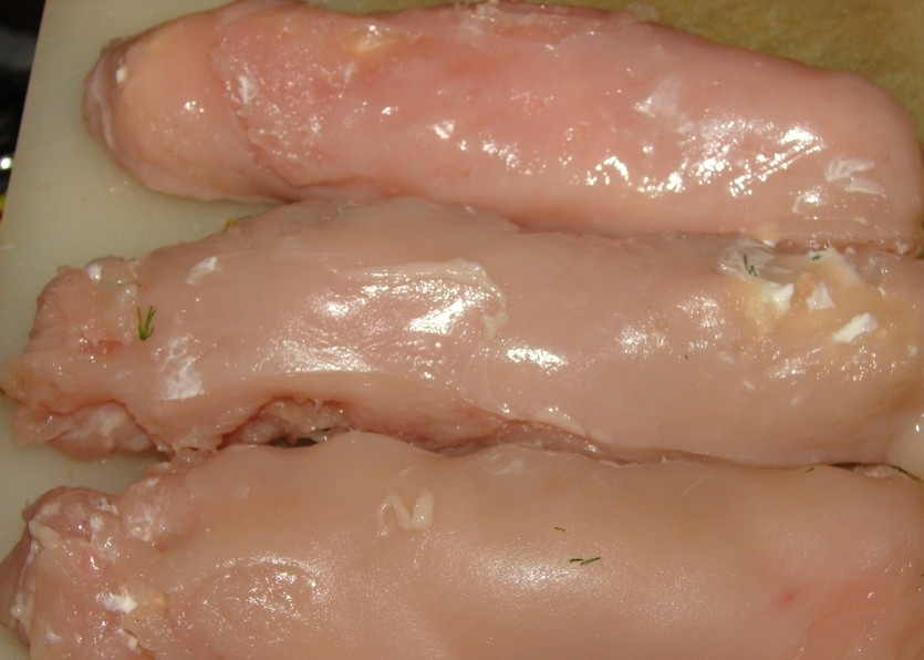 1. Этап. Куриное филе со сладким перцем: Филе свернуть в рулетик.