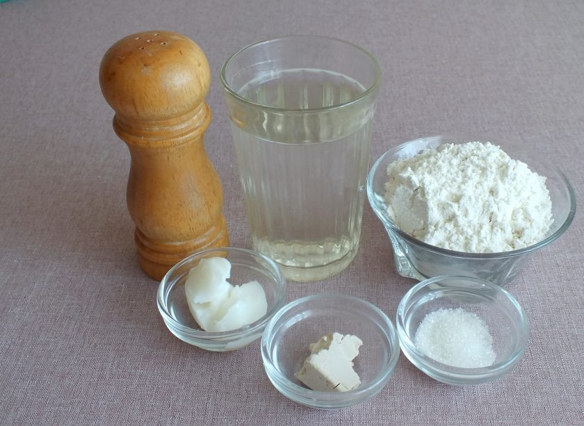 1. Этап. Батон Подмосковный: Подготовьте необходимые ингредиенты.