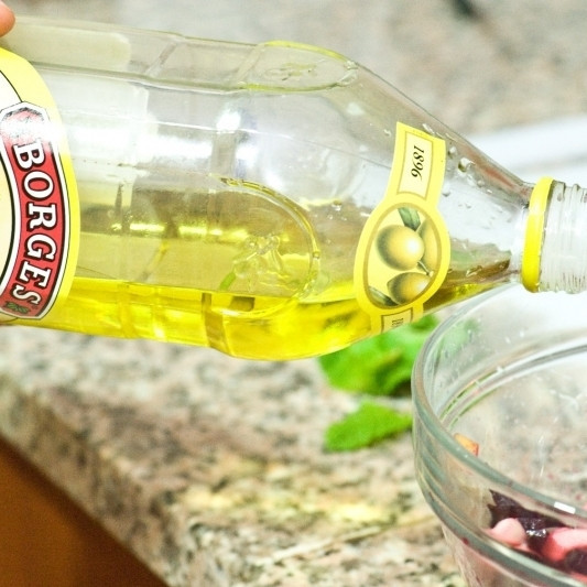 1. Этап. Салат из свеклы и яблок: Заправляем оливковым маслом.