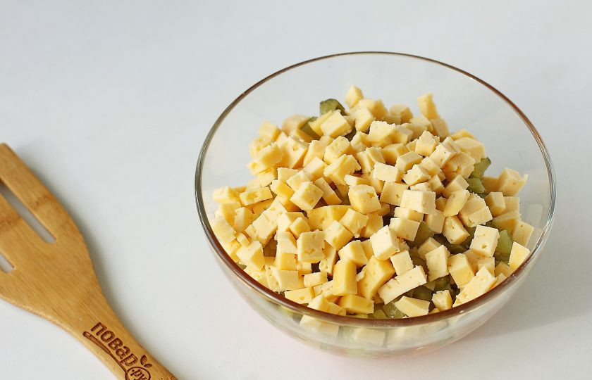 1. Этап. Салат с курицей и кириешками: Сыр нарежьте кубиками.