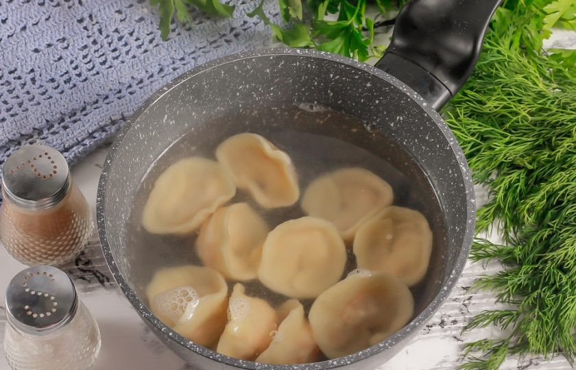 1. Этап. Пельмени с рыбой По-сахалински: Вскипятите воду в казане или кастрюле, выложите в кипящую воду пельмени по одному, чтобы жидкость не переставала бурлить. Отварите пельмени примерно 10-12 минут.