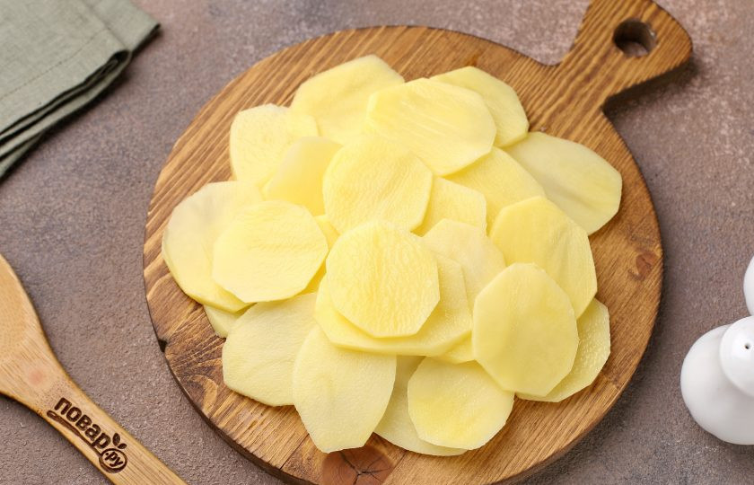 1. Этап. Запеканка Южная с кабачками и помидорами: Примерно такими же кружочками нарежьте картофель.