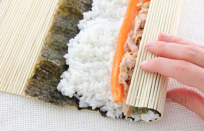1. Этап. Роллы с консервированным тунцом: Аккуратно закрутите ролл.