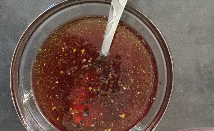 1. Этап. Салат со свеклой, морковью и гранатом: 5. Смешайте оливковое масло, красный винный уксус, мед, соль и перец.