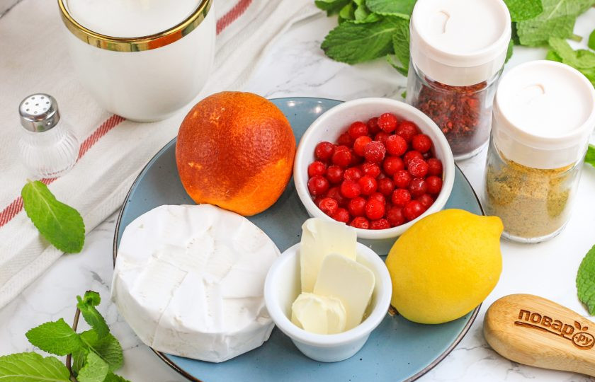 1. Этап. Жареный камамбер с брусничным соусом: Подготовьте указанные ингредиенты. Бруснику можно использовать как свежую, так и замороженную.