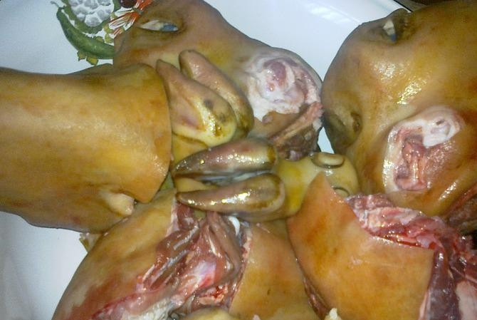 1. Этап. Хаш из требухи: Мясо опалите, чтобы не осталось шерсти. Кожу отскоблите, а голову разделите на части, удалив мозги.