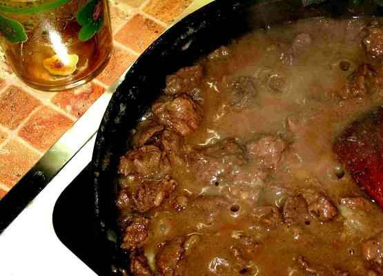 1. Этап. Бефстроганов из баранины: 4. Отдельно я обычно пережариваю сало с чесноком и луком, а потом уже отправляю к мясу. Так сделала и в этот раз.