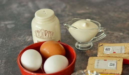 1. Этап. Классический еврейский салат из СССР: Подготовьте необходимые продукты для еврейского салата-закуски. Заранее сварите яйца вкрутую в течение 10 минут, остудите их под проточной холодной водой и очистите.