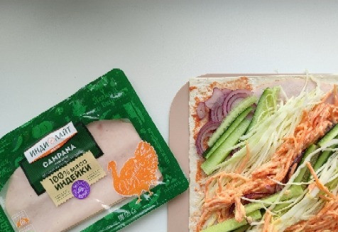 1. Этап. Рулет с ветчиной: Дальше добавляем морковь. Чуть подробнее по моркови. У меня она уже заправлена майонезом, поэтому ничего лишнего я не добавляла. Если у вас обычная морковь, можете по желанию добавить немного соуса - майонез, сырный..