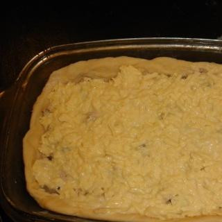 1. Этап. Пирог без дрожжей: 4. Достать из холодильника тесто и раскатать в пласт. Форму для запекания смазать маслом и постелить тесто. Сделать бортики. Выложить на тесто начинку и залить приготовленной заливкой. Пирог выпекается около 40 минут при температуре 180 градусов.