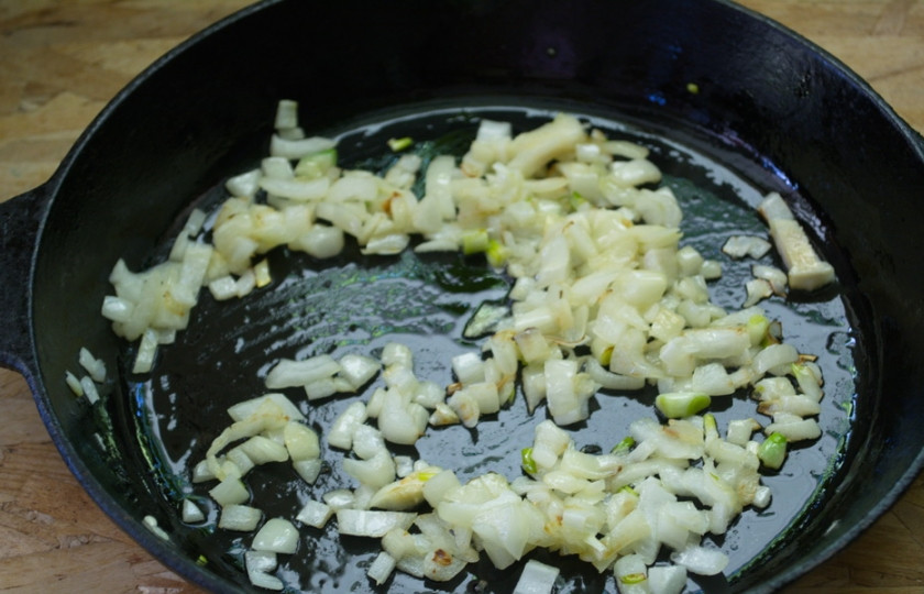 1. Этап. Рыбный суп с картофелем: Лук обжарьте на масле до мягкости.