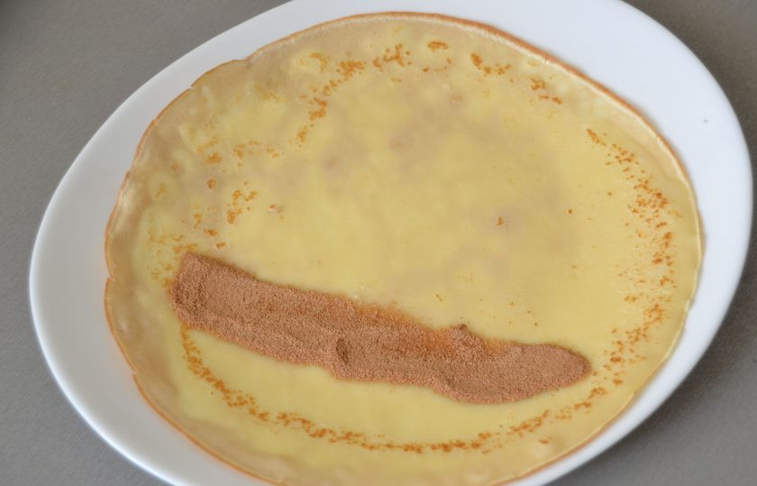 1. Этап. Сладкие начинки для блинов: Первую начинку (корицу с сахаром) - насыпьте вдоль блинчика.