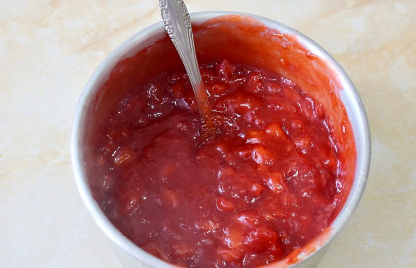 1. Этап. Медовик с клубникой и сметанным кремом: При необходимости можно добавить немного воды. Клубничную начинку остудите.