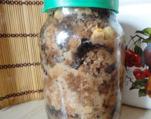 1. Этап. Квас из меда: Извлекаем кусочки хлеба и кладем их в банку - это закваска для следующей порции кваса. Готовый квас процеживаем через марлю.