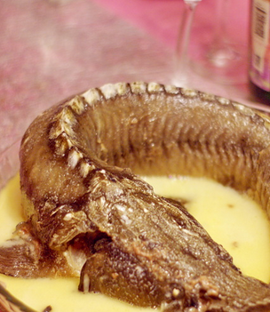 1. Этап. Стерлядь на шампанском: 5. Горячий соус вылейте сверху рыбы. Вот и все: стерлядь на шампанском в домашних условиях готова к подаче. Невероятно красиво, очень ароматно и необыкновенно вкусно!