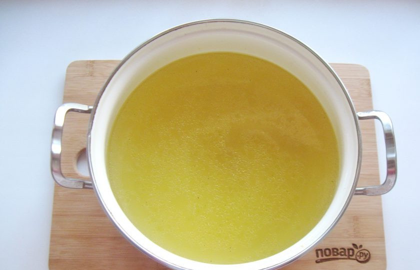 1. Этап. Холодец Новогодний поросенок: А бульон процедите. Желатин залейте 3-4 столовыми ложками холодной воды. Дайте набухнуть в течение 10 минут. Выложите в горячий бульон и мешайте до полного растворения желатина.