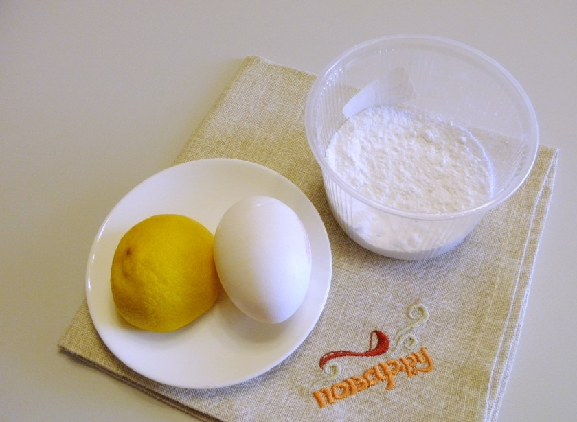 1. Этап. Глазурь для кулича белковая: Приготовьте продукты для глазури. Отделите желток от белка. Очень хорошо взбивается белок тот, что предварительно охлажден.